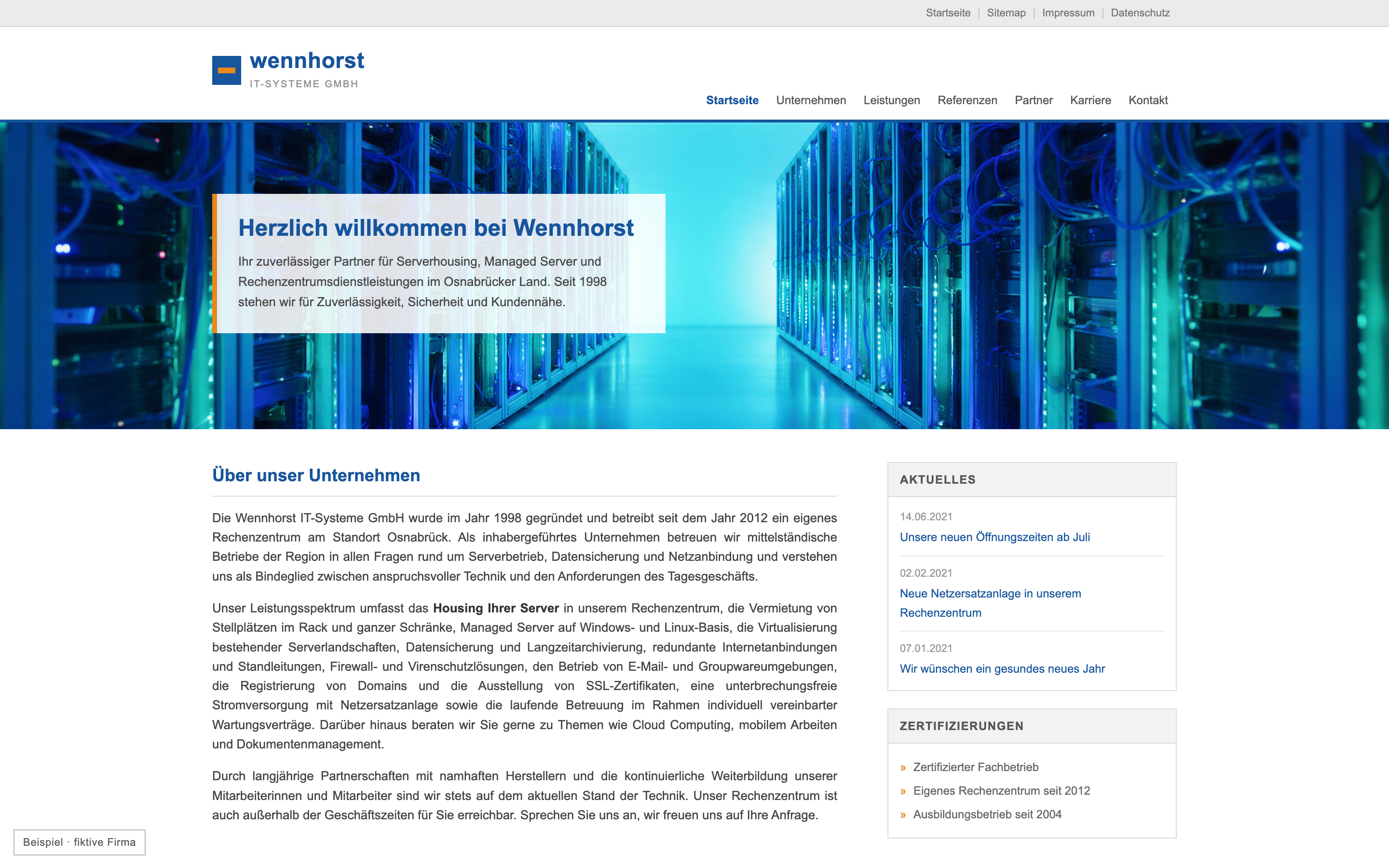 Startseite der erfundenen Wennhorst IT-Systeme GmbH im Stand von 2014: heller Grund, ein Katalogfoto aus einem blau beleuchteten Serverraum als Kopfbild, ohne Menschen, davor ein weißer Kasten mit der Überschrift „Herzlich willkommen bei Wennhorst“, darunter ein langer Blocksatzabsatz, der Serverhousing, Managed Server und Datensicherung aufzählt, und rechts ein Kasten „Aktuelles“ mit drei Meldungen aus dem Jahr 2021.